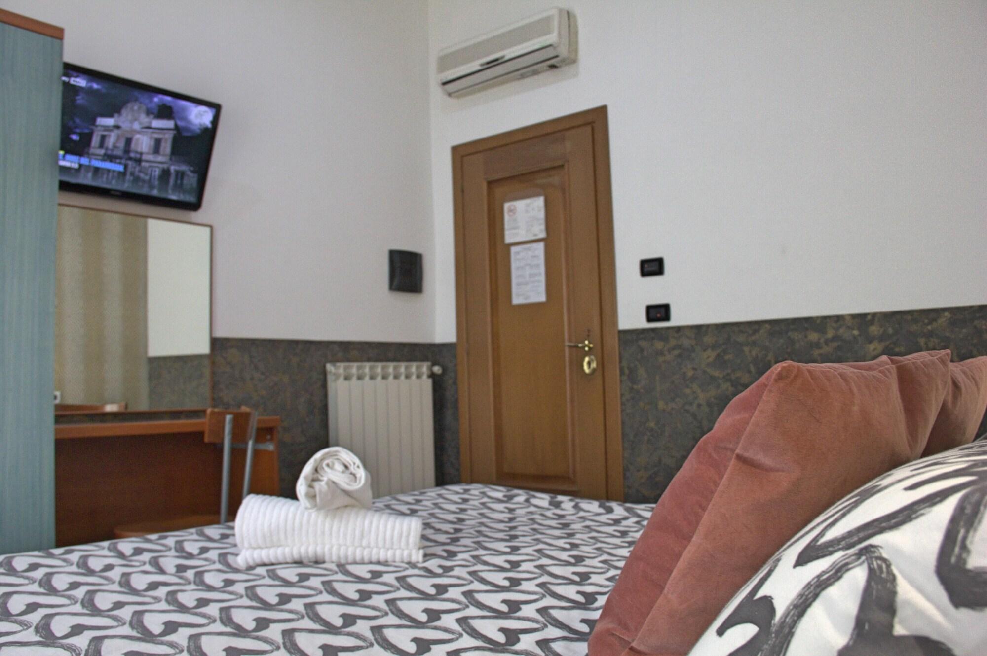 Hotel Ciao Roma Esterno foto