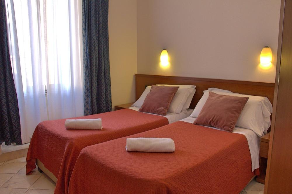 Hotel Ciao Roma Esterno foto