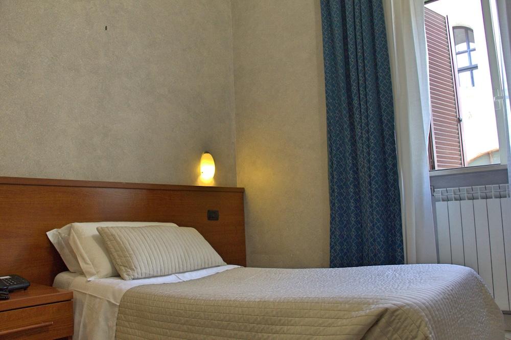 Hotel Ciao Roma Esterno foto