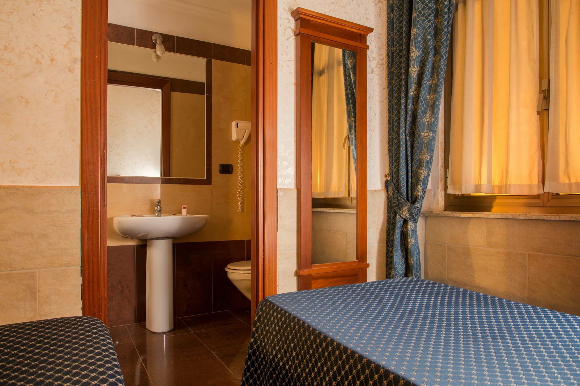 Hotel Ciao Roma Esterno foto